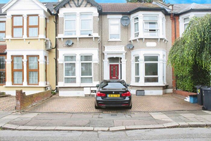 1 Bedroom Flat To Rent In Cavendish Gardens Ilford, IG1