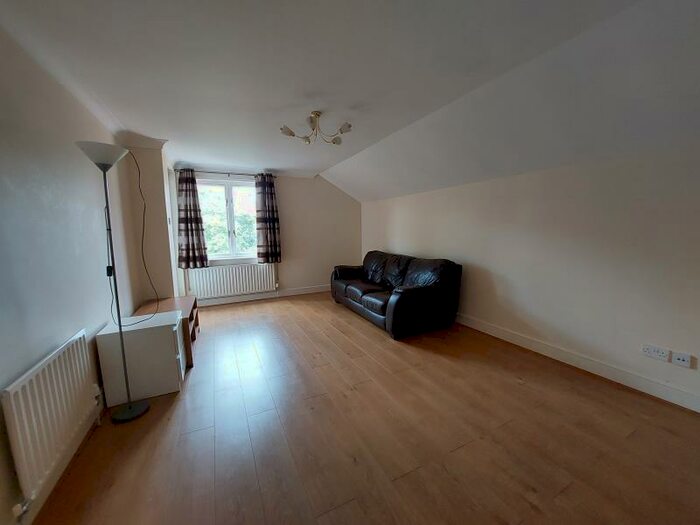 2 Bedroom Flat To Rent In Woodside Grange, Holden Road, London, N12
