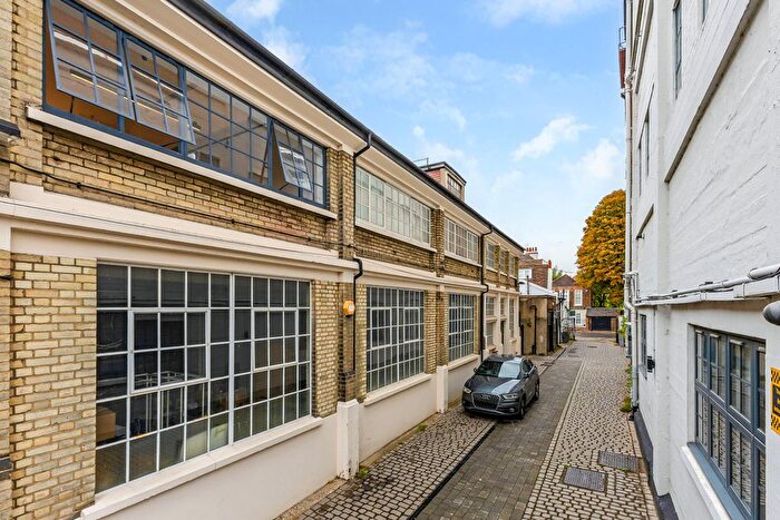 2 Bedroom Flat For Sale In Church Street, London, W4