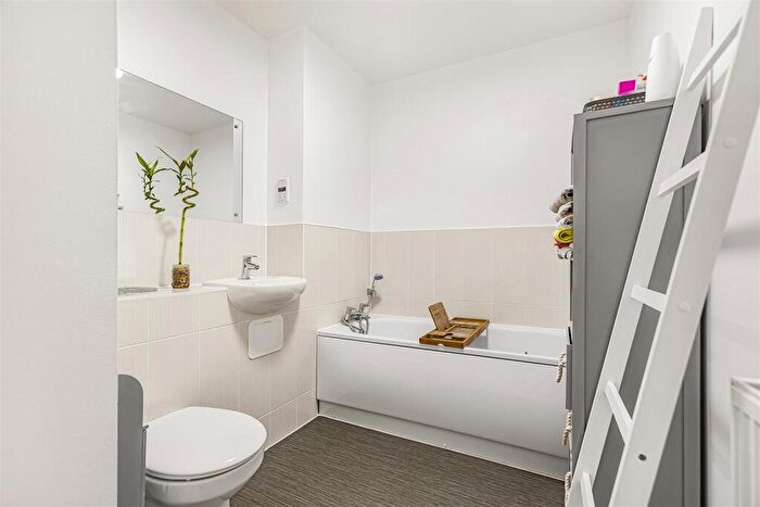 2 Bedroom Flat For Sale In Robert Parker Road, Reading, RG1