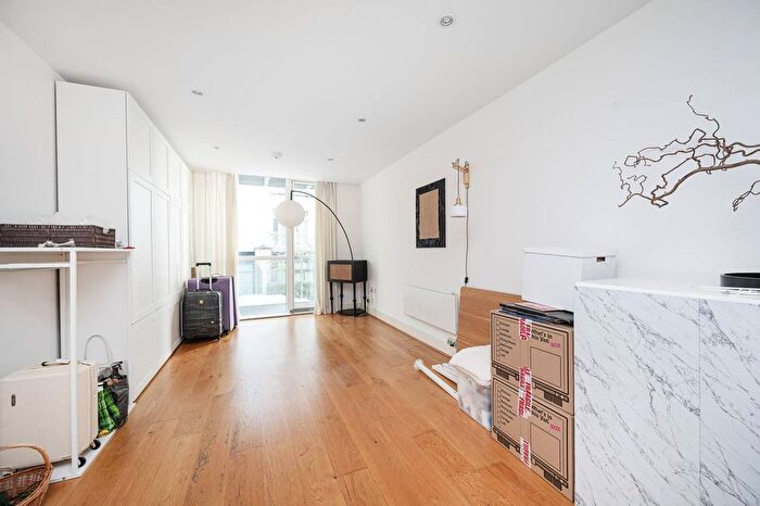 1 Bedroom Flat To Rent In Christopher Court, Aldgate, London, E1