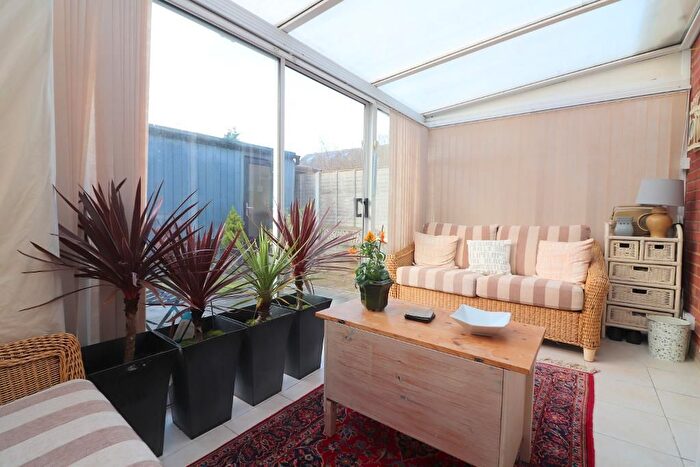 5 Bedroom Detached House For Sale In Marston Gardens, Luton, Bedfordshire, LU2