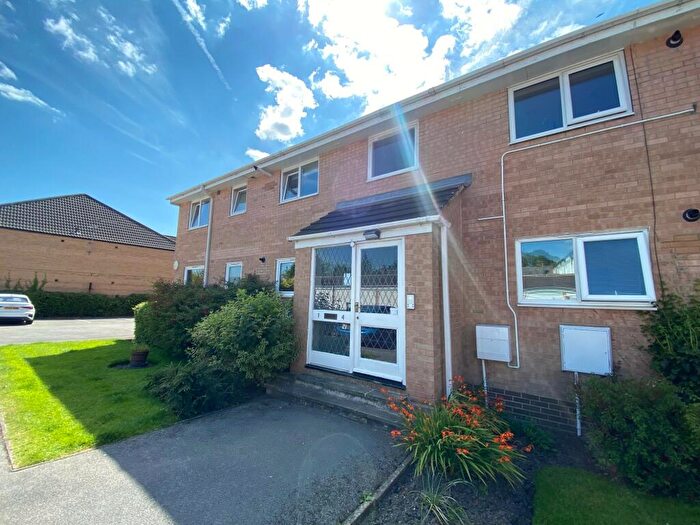 2 Bedroom Flat To Rent In Shadwell Lane, Leeds, LS17