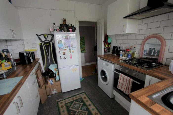 2 Bedroom Flat To Rent In High Road, London, N12