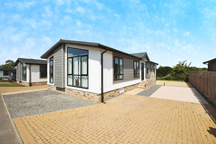 2 Bedroom Park Home For Sale In Andover, Hampshire, SP11