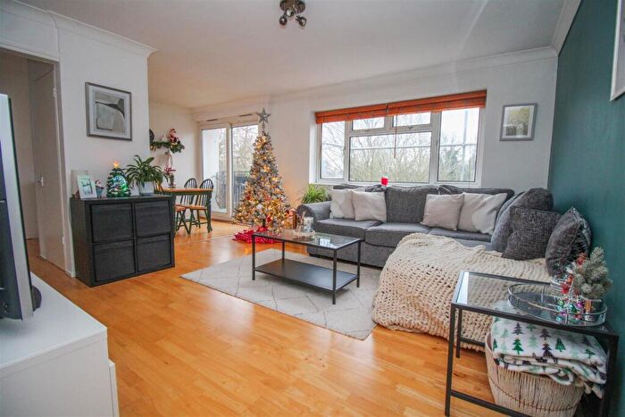 2 Bedroom Flat For Sale In Tanys Dell, Harlow, CM20