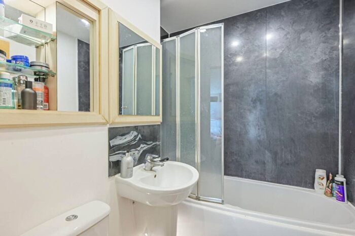 1 Bedroom Flat For Sale In Millharbour, Canary Wharf, London, E14