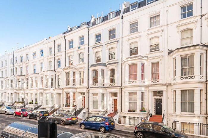 2 Bedroom Flat To Rent In Hatherley Grove, Westbourne Grove, London, W2