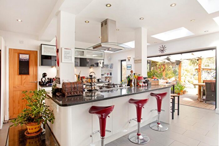 5 Bedroom Semi-Detached House To Rent In Arundel Road Kingston Upon Thames, KT1