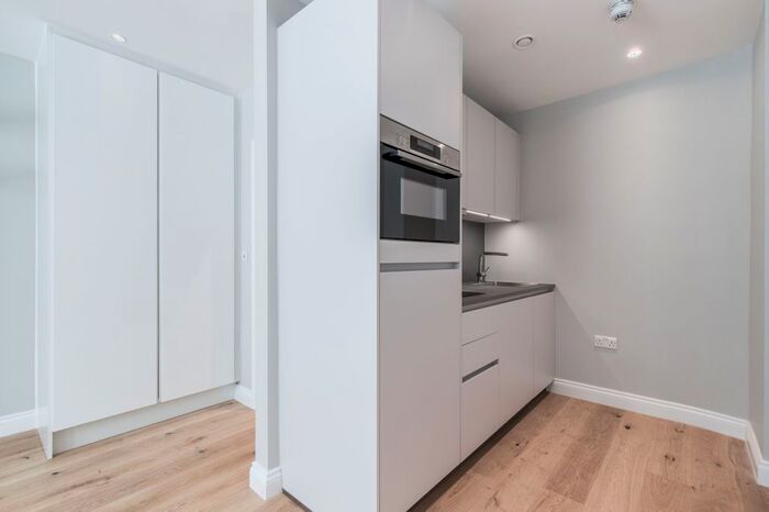 Studio To Rent In Warwick Road, London, SW5