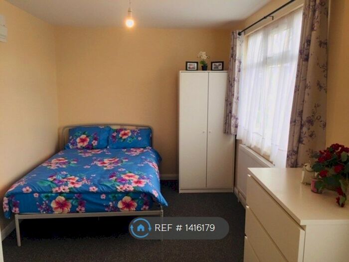 Studio To Rent In Grenoble Gardens, London, N13