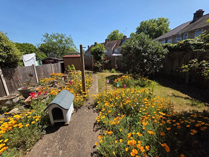 3 Bedroom Semi-Detached House For Sale In East Avenue, Hayes, UB3