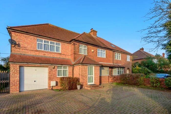 5 Bedroom Semi-Detached House To Rent In High Wycombe, Buckinghamshire, HP12