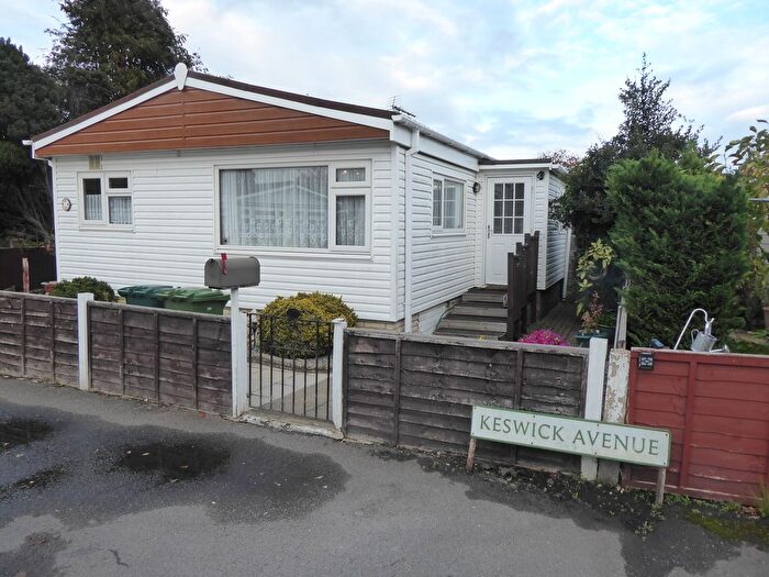 2 Bedroom Mobile/park Home For Sale In Grange Farm Estate, Upper Halliford Road, Shepperton, TW17