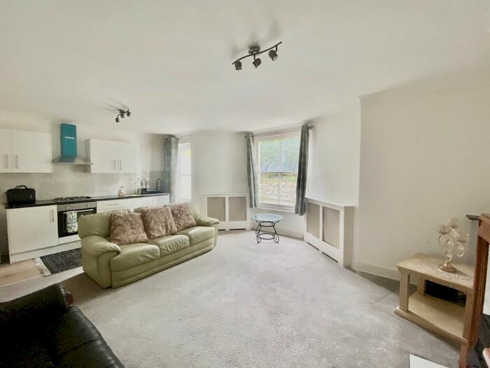 2 Bedroom Flat To Rent In Warwick Gardens, Kensington, London, W14