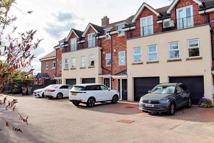4 Bedroom Town House For Sale In Dixons Hill Road, Welham Green, AL9
