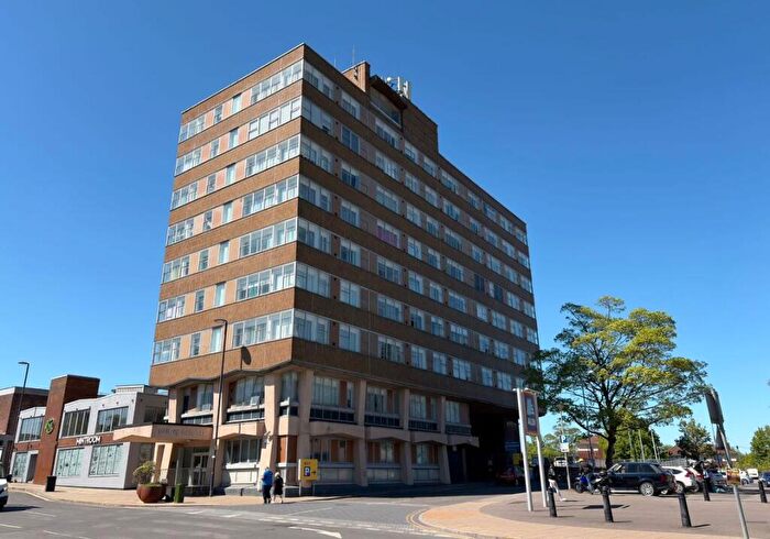 2 Bedroom Flat For Sale In Priory Heights, Church Street, Dunstable, Bedfordshire, LU5