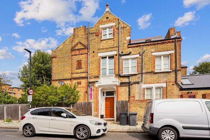 2 Bedroom Flat To Rent In Kings Avenue, London, SW4