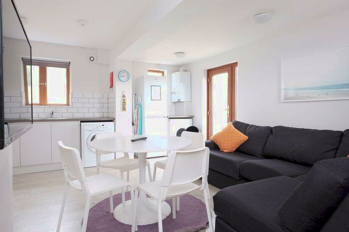 1 Bedroom Semi-Detached House To Rent In Norwich Drive, Brighton, BN2