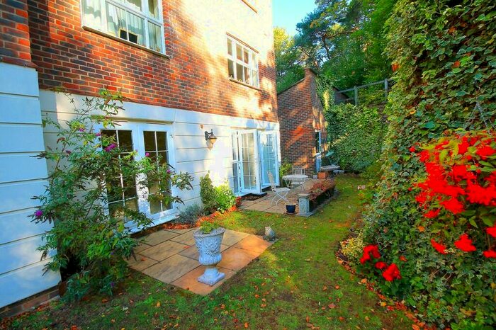 2 Bedroom Ground Flat To Rent In Woodbridge Manor, GU15
