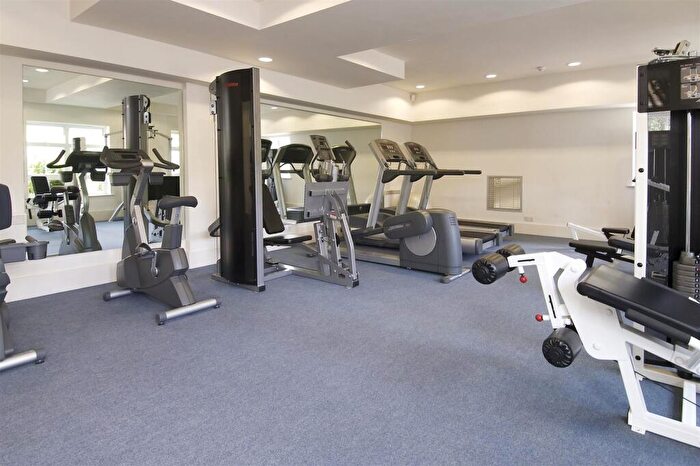 3 Bedroom Apartment For Sale In Mountview Close, NW11