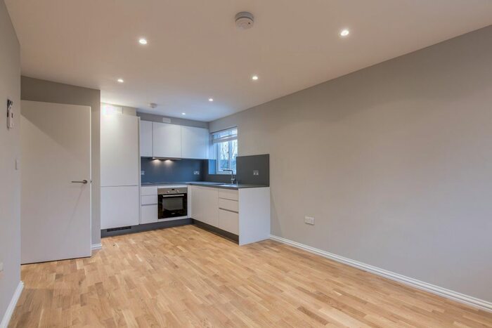 2 Bedroom Flat To Rent In Fairoaks Grove, Enfield, EN3