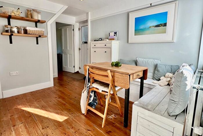 2 Bedroom Cottage For Sale In Kingsbury Lane, Ringwood, BH24