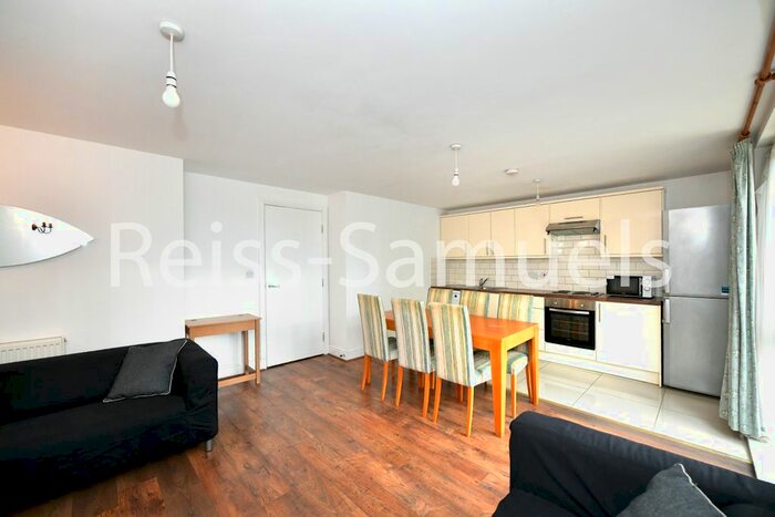3 Bedroom Flat To Rent In Franklin Building, Millennium Harbour, Canary Wharf, London, E14