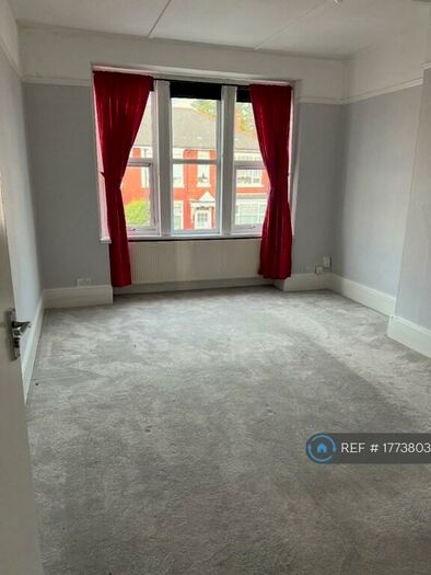 4 Bedroom Flat To Rent In Sidney Avenue, London, N13