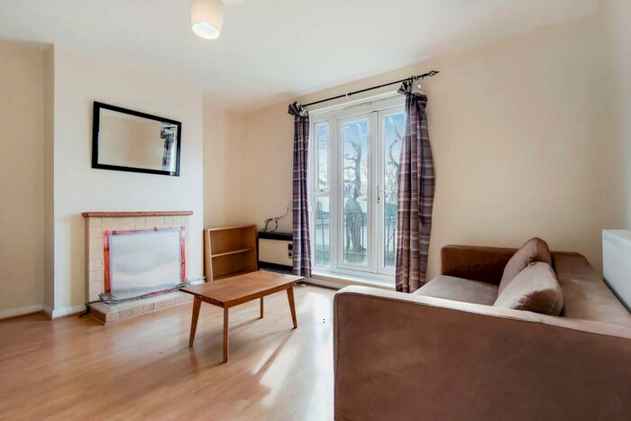 2 Bedroom Flat To Rent In Kent Court, Kent Street, Haggerston, London, E2