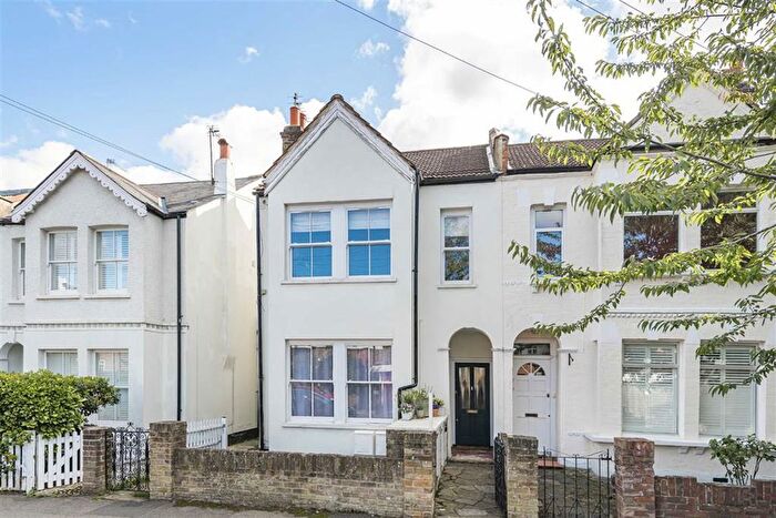 1 Bedroom Flat For Sale In Blackmores Grove, Teddington, TW11