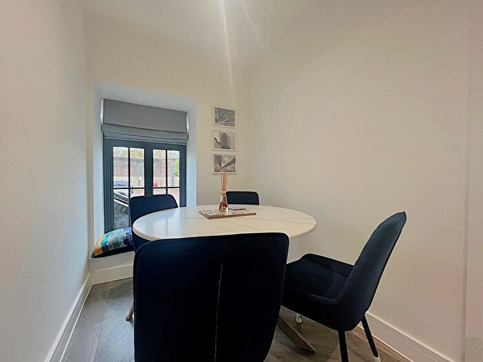 2 Bedroom Flat For Sale In Governors Walk, Portsmouth, Hampshire, PO3
