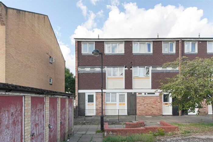 3 Bedroom Flat To Rent In Acacia Road, Wood Green, London, N22