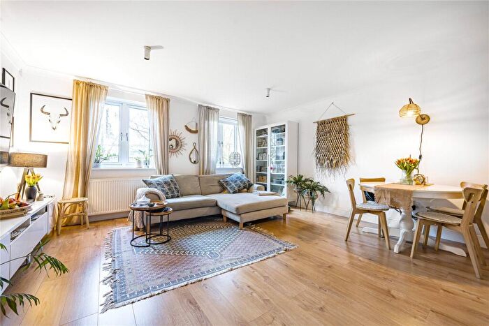 2 Bedroom Flat For Sale In Blacksmiths Court, Green Lanes, Palmers Green, London, N13