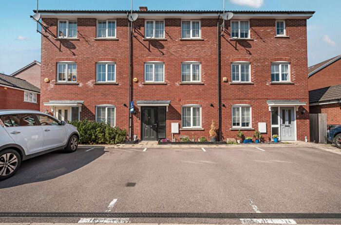 3 Bedroom Terraced House For Sale In Fossett Grove, Dunstable, LU6