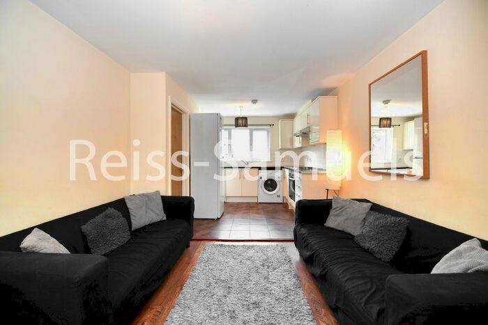 3 Bedroom Flat To Rent In Ambassador Square, Canary Wharf, Isle Of Dogs, Docklands, London, E14