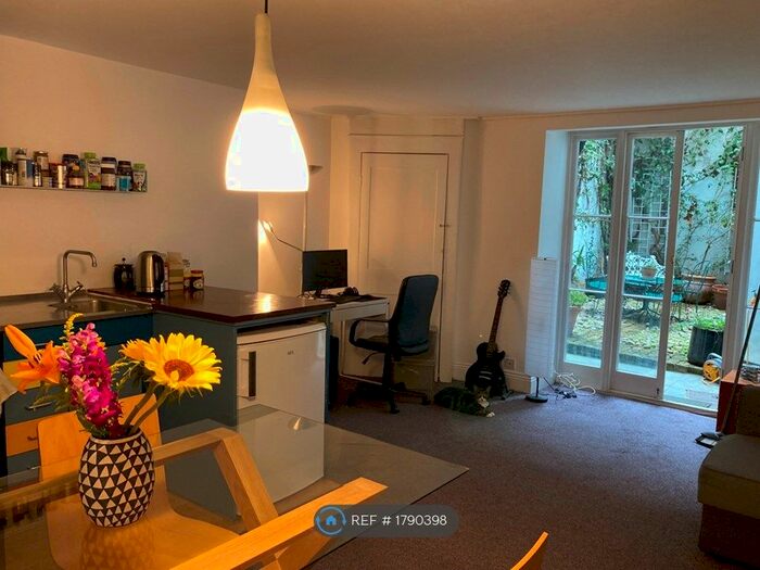 1 Bedroom Semi-Detached House To Rent In Mecklenburgh Square, London, WC1N