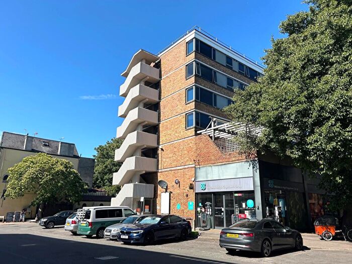 3 Bedroom Flat To Rent In High Kingsdown, BS2