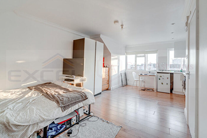 Apartment To Rent In Mazenod Avenue, West Hampstead, London, NW6