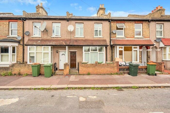 3 Bedroom Terraced House To Rent In Avenons Road, London E13
