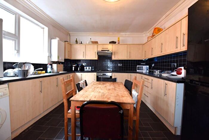 6 Bedroom House To Rent In Manor Drive, LS6