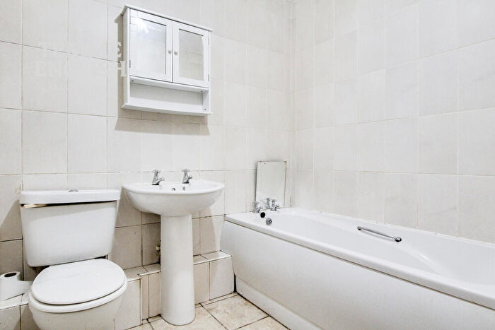 2 Bedroom Flat For Sale In Bridge Road, Wickford, Essex, SS11