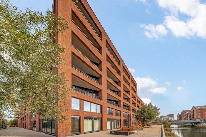 2 Bedroom Flat For Sale In Waters Edge Court, Yeo Street, Bow, London, E3