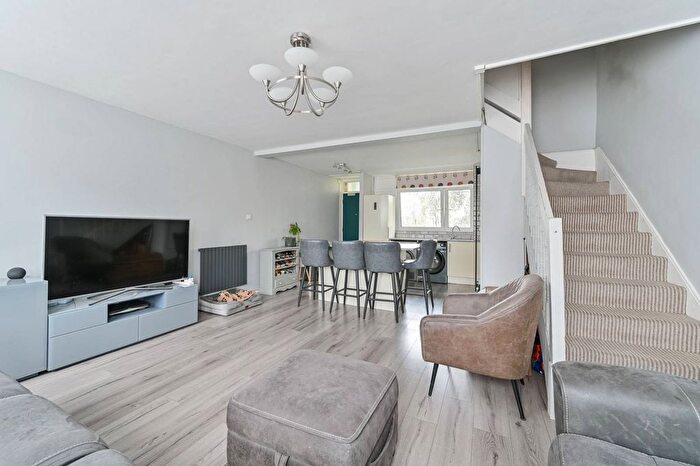 3 Bedroom Maisonette For Sale In Sceaux Gardens, Peckham, London, SE5