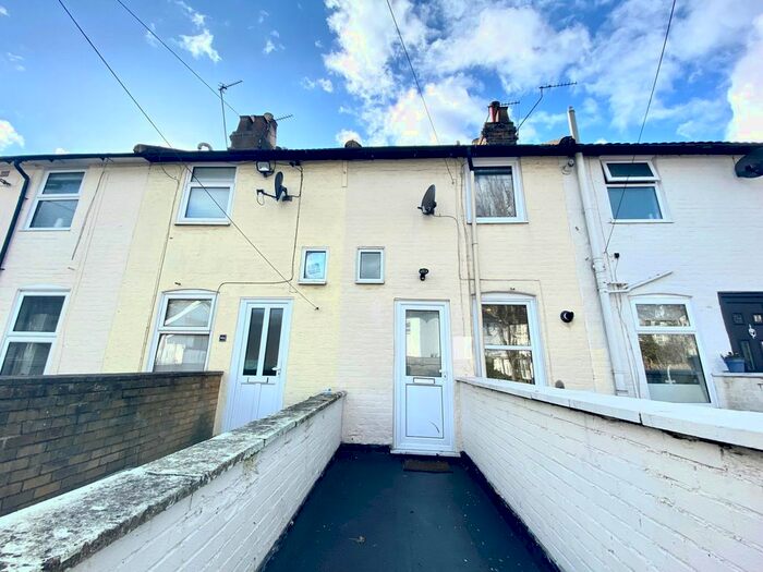 2 Bedroom Flat To Rent In Sandling Road, Penenden Heath, Maidstone, ME14