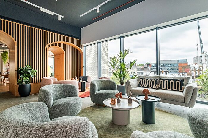 2 Bedroom Flat To Rent In Garden Boulevard, Maidenhead, SL6