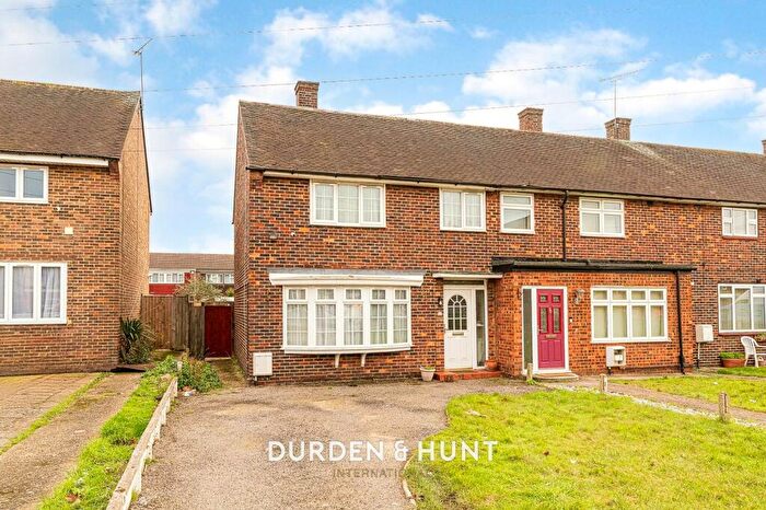 2 Bedroom End Of Terrace House For Sale In Straight Road, Romford, RM3