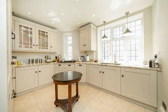 4 Bedroom Flat For Sale In Wendover Court, Lyndale Avenue, Childs Hill, NW2