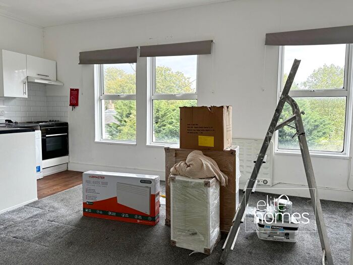 Studio To Rent In High Road, London, N22
