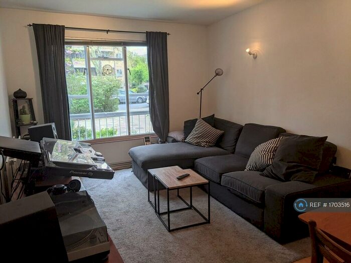 2 Bedroom Flat To Rent In Frensham Court, London, N5